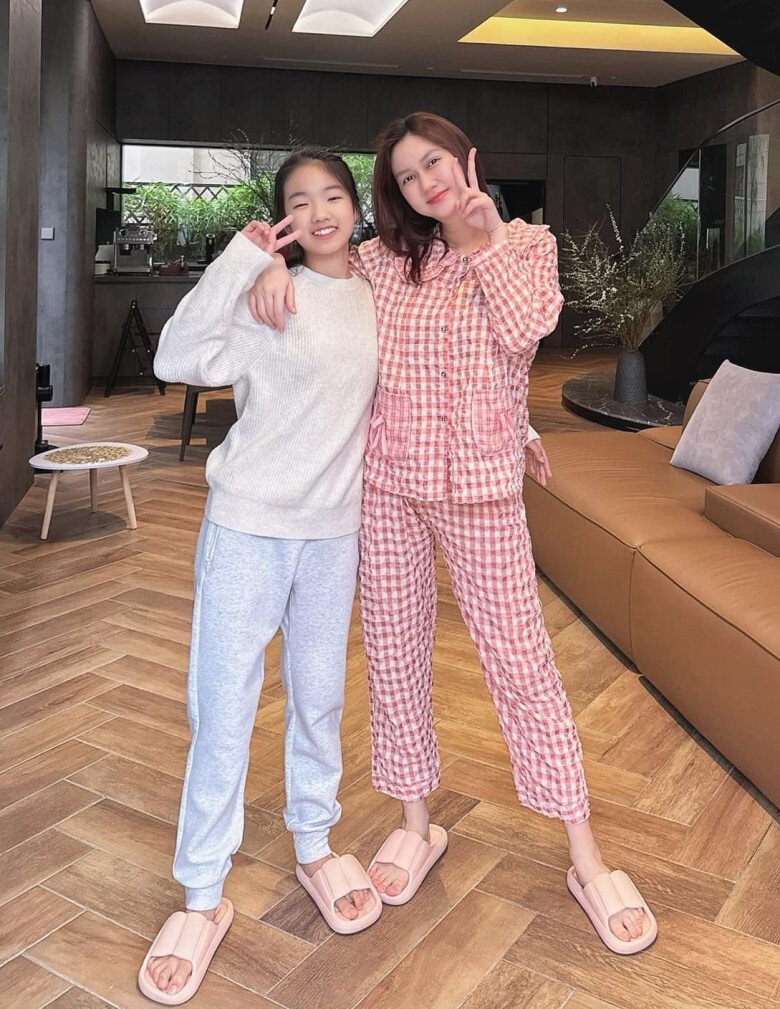 Con gái riêng của nữ diễn viên nay đã cao lớn sắp vượt mẹ.