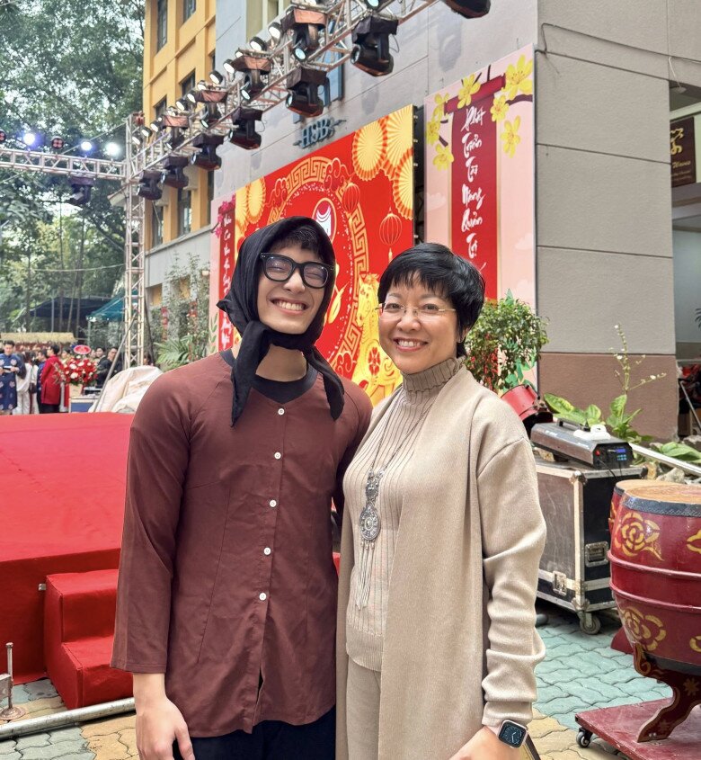 Nữ MC duy nhất dẫn 20 mùa Táo quân: U60 làm mẹ đơn thân có con trai dậy thì chuẩn soái ca - 6