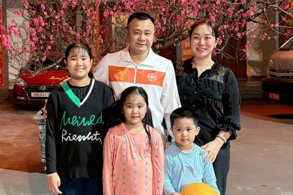 Gia đình nhỏ 5 thành viên của Minh Nguyệt và ông xã NSND Tự Long.