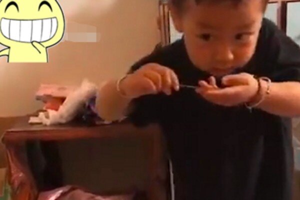 Ra ngoài mua đồ để 2 con ở nhà, người mẹ xem camera tá hoả chạy về khi thấy thứ nước đứa trẻ đưa vào miệng em - 1