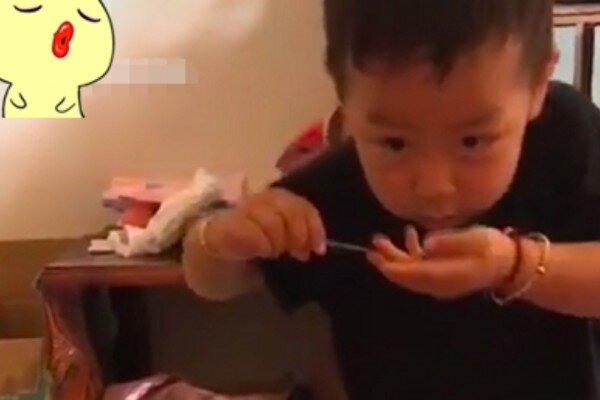 Ra ngoài mua đồ để 2 con ở nhà, người mẹ xem camera tá hoả chạy về khi thấy thứ nước đứa trẻ đưa vào miệng em - 2