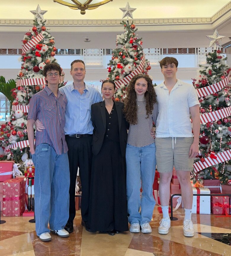 Sau đổ vỡ, “chân dài” nổi tiếng TP.HCM lấy chồng Tây 4 năm sinh liên tiếp 3 con lai, đứa trẻ quá đẹp, cao 2m - 9