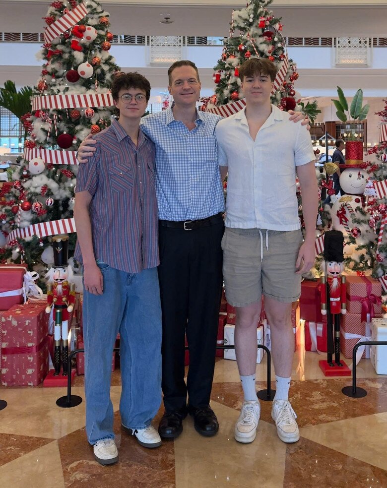 Sau đổ vỡ, “chân dài” nổi tiếng TP.HCM lấy chồng Tây 4 năm sinh liên tiếp 3 con lai, đứa trẻ quá đẹp, cao 2m - 7