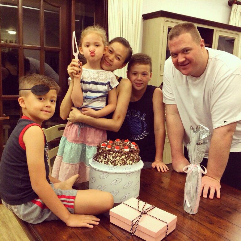 Sau đổ vỡ, “chân dài” nổi tiếng TP.HCM lấy chồng Tây 4 năm sinh liên tiếp 3 con lai, đứa trẻ quá đẹp, cao 2m - 4