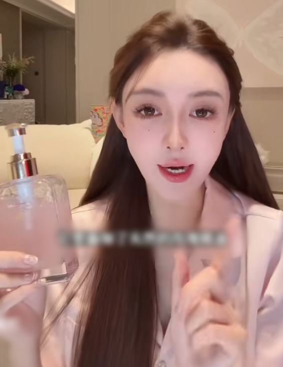 Mẹ bỉm livestream b&aacute;n h&agrave;ng kiếm tiền nu&ocirc;i con