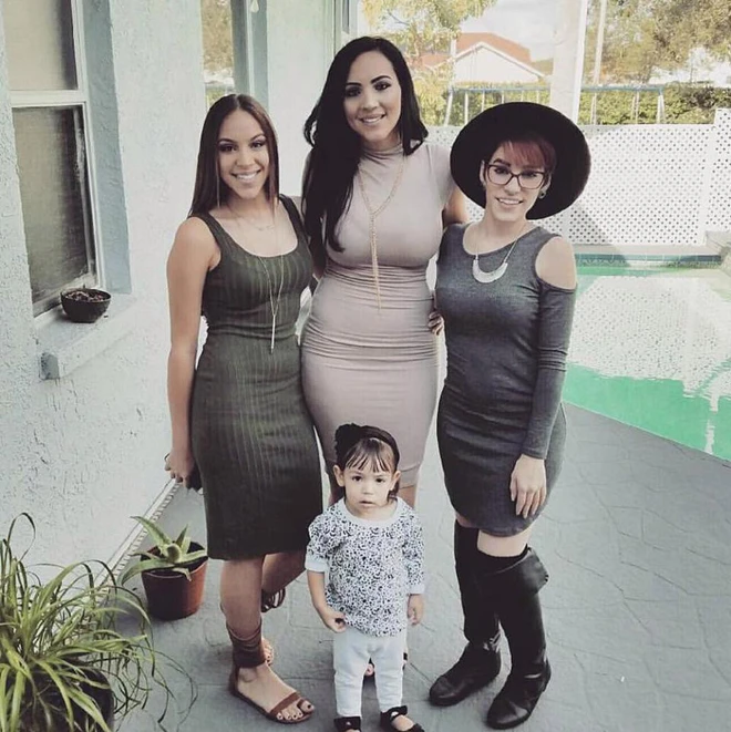 Trẻ trung xinh đẹp nõn nà như gái 18, bà ngoại U50 đau đầu vì liên tục bị trai trẻ làm phiền - 1