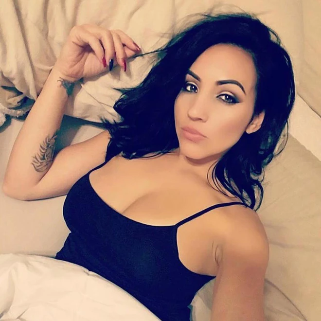 Trẻ trung xinh đẹp nõn nà như gái 18, bà ngoại U50 đau đầu vì liên tục bị trai trẻ làm phiền - 4