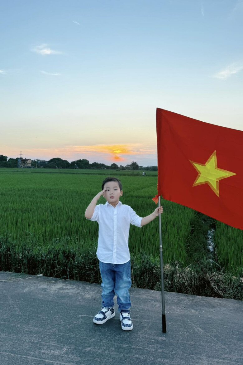 Hoà Minzy rất khéo nuôi dạy cậu con trai đầu lòng.