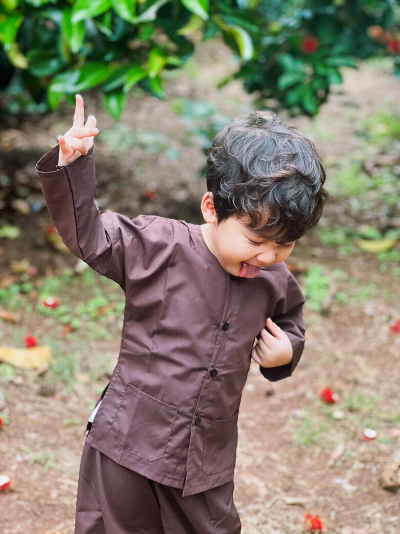 Bé Bo không chỉ điển trai, mà còn là cậu bé sống rất tình cảm, hiểu chuyện.