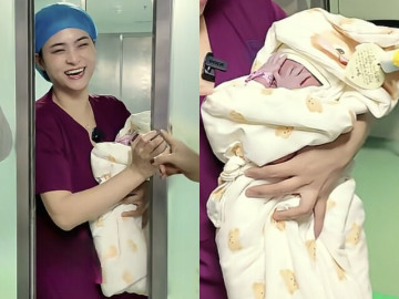 Yêu con - Bé sơ sinh vừa chào đời được bác sĩ bế ra ngoài gặp gia đình, đứa trẻ liên tục lấy tay che mặt