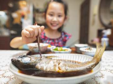 Yêu con - Loại cá nên cho trẻ ăn nhiều vào mùa xuân, được mệnh danh là "nhà vô địch về não", giúp bé tăng gấp đôi chỉ số IQ