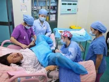 Bà bầu - Sản phụ sinh đôi một trai một gái, bác sĩ đang khâu vết mổ thì điếng người phát hiện thêm một thai nhi chuyển động