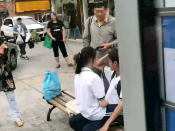 Yêu con - Một nam một nữ học sinh có hành động phản cảm ngay trạm xe buýt, người đi đường nói một câu cả hai liền xanh mặt