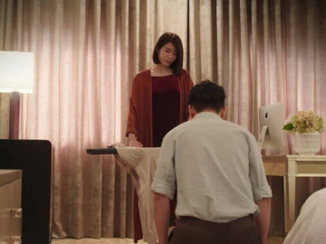 Yêu con - Vợ cũ đến thăm con, thấy em mặc ngược chiếc áo để lộ bí mật cơ thể, tôi quỳ xin tái hôn