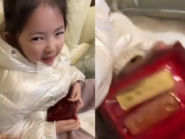 Yêu con - Con gái đi học mẫu giáo về tặng mẹ món quà, người mẹ tá hoả khi thấy 2 thỏi vàng con lấy ra từ cặp