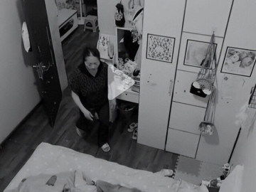 Yêu con - Nửa đêm cặp vợ chồng đang ôm nhau ngủ, mẹ chồng liên tục lén vào phòng, con dâu đăng video lên mạng gây tranh cãi