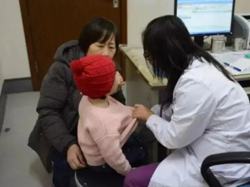 Yêu con - Mỗi lần bố đi công tác về, con gái lại than đau bụng, sau khi khám bác sĩ lắc đầu: "Vợ chồng nên ly hôn đi"