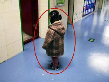 Yêu con - Bé gái 4 tuổi cứ thập thò trước cửa lớp học, mãi không đi vào, hiệu trưởng đau lòng khi biết sự thật