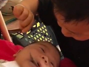 Yêu con - Ra ngoài mua đồ để 2 con ở nhà, người mẹ xem camera tá hoả chạy về khi thấy thứ nước đứa trẻ đưa vào miệng em