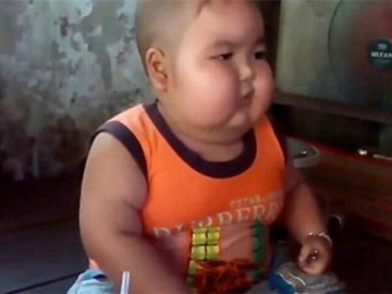 Yêu con - Đầu năm gửi con về quê cho bà nội chăm để đi làm, giờ về người mẹ choáng váng trước diện mạo đứa trẻ