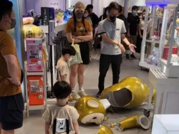 Con làm vỡ đồ trong siêu thị bố phải bồi thường 100 triệu, ngày sau chủ cửa hàng xin lỗi, vội trả lại tiền