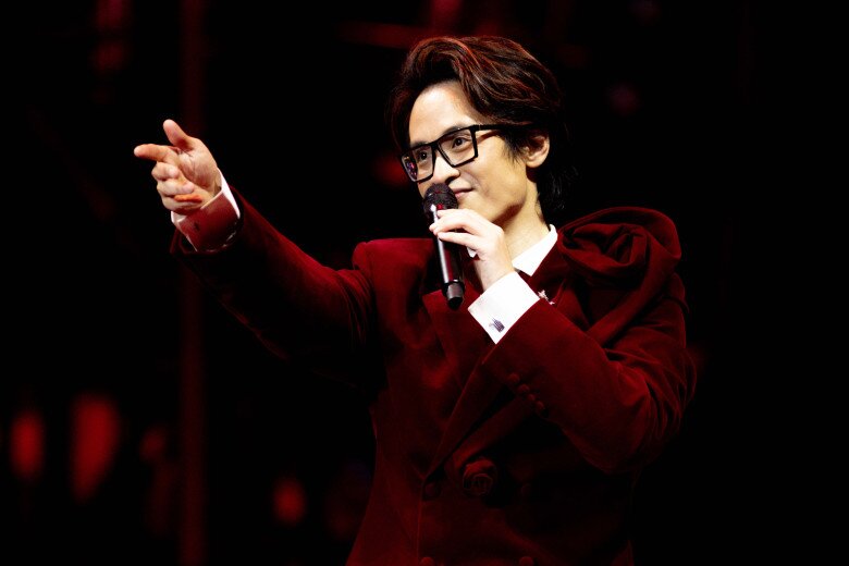 Tại concert, khán giả lần đầu tiên được thưởng thức bản trình diễn live ca khúc Một Năm Qua, một sáng tác của nhạc sĩ Phạm Toàn Thắng, qua giọng hát của Hà Anh Tuấn trên sân khấu “hoa hồng”.