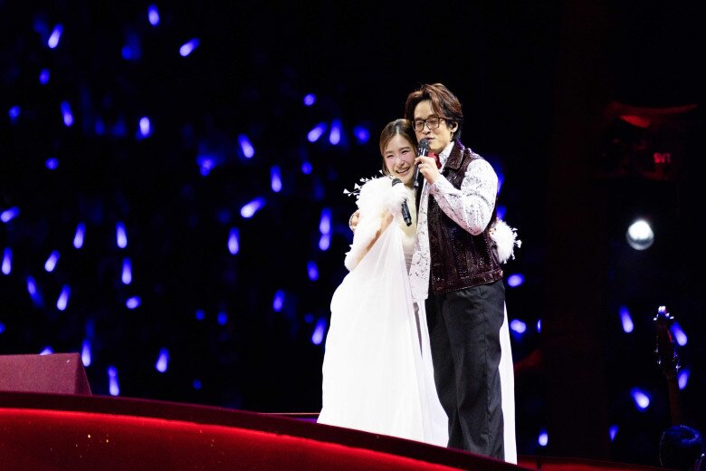 Với Em Gái Mưa hay Cho Anh Gần Em Thêm Chút Nữa, Hương Tràm mang đến một trường năng lượng mạnh, tạo nên sự đối thoại rõ ràng giữa 2 thế hệ và 2 trạng thái biểu đạt khác nhau. 