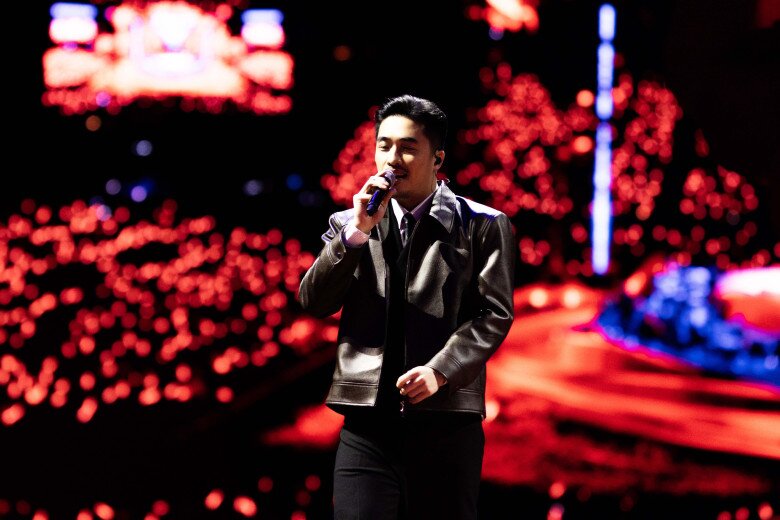 Từ Phố mùa đông, Thành phố sương đến chuỗi song ca cùng Vũ., setlist mở ra một không gian đương đại, nơi Hà Anh Tuấn kết hợp cùng các thế hệ sáng tác mới, chứng minh khả năng đối thoại âm nhạc tinh tế. 