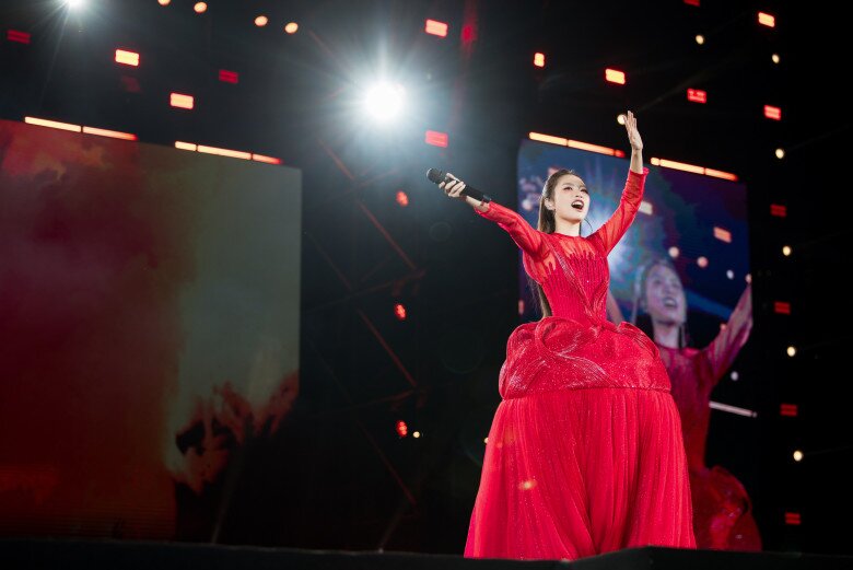 Một trong những tiết mục đáng chú ý là Bài ca đất phương Nam. Ca khúc này từng “lỡ hẹn” với khán giả quốc tế khi Phương Mỹ Chi không thể trình diễn tại Sing! Asia.