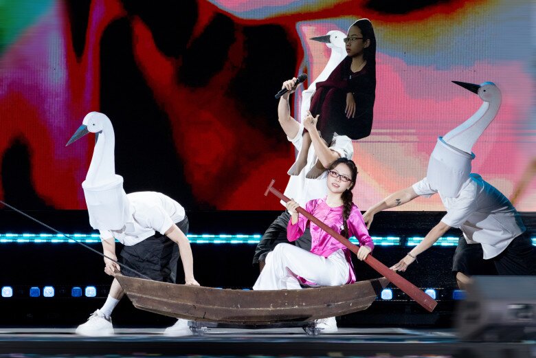 Phương Mỹ Chi tái hiện lại tiết mục Quê Em Mùa Nước Lũ, xuất hiện với áo bà ba, sử dụng đạo cụ con thuyền.
