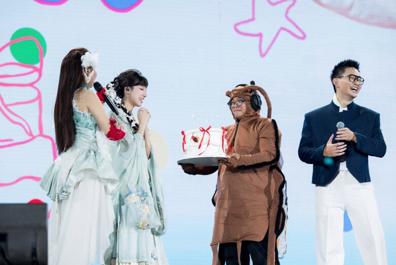 Điểm b&ugrave;ng nổ nhất của chương tr&igrave;nh đến từ m&agrave;n xuất hiện của ng&ocirc;i sao Cbiz Khả L&acirc;u. Việc mời một nghệ sĩ Trung Quốc sang TP HCM biểu diễn trong khu&ocirc;n khổ fanmeeting c&aacute; nh&acirc;n đ&atilde; l&agrave; điều hiếm, nhưng Phương Mỹ Chi c&ograve;n t&aacute;i hiện trọn vẹn s&acirc;n khấu Tu&yacute; &Acirc;m - Lục Hải Vi Vương - tiết mục từng g&acirc;y sốt tại Sing! Asia.