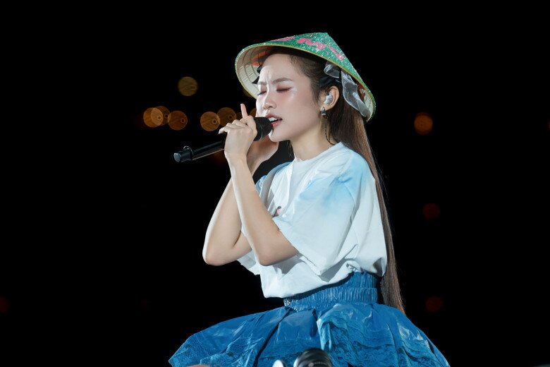 Fan Meeting khép lại với hình ảnh Cò trở về tổ được Phương Mỹ Chi thể hiện ca khúc Nhà Còn Thương Em Mà.