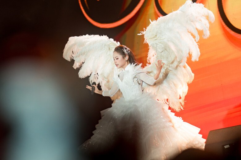 Tổng thể chương trình khiến nhiều khán giả nhận xét Lò Cò không khác gì một mini concert đầu tay.