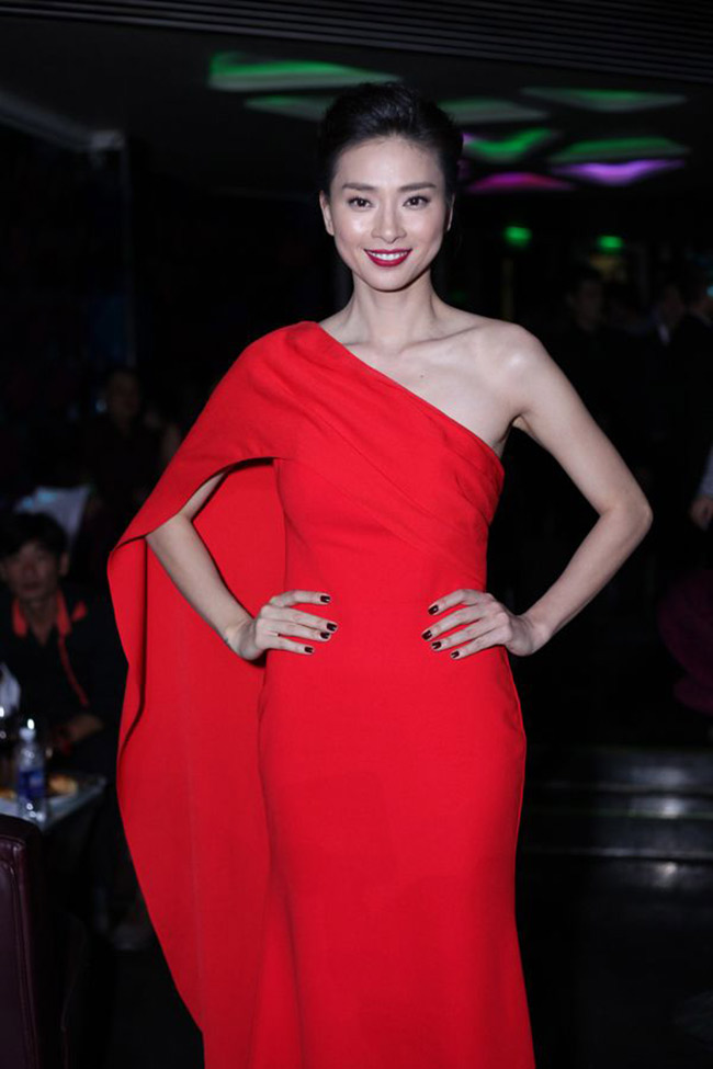 Tại sự kiện khác, Ngô Thanh Vân cuốn hút khi chọn đầm đỏ lệch vai 
