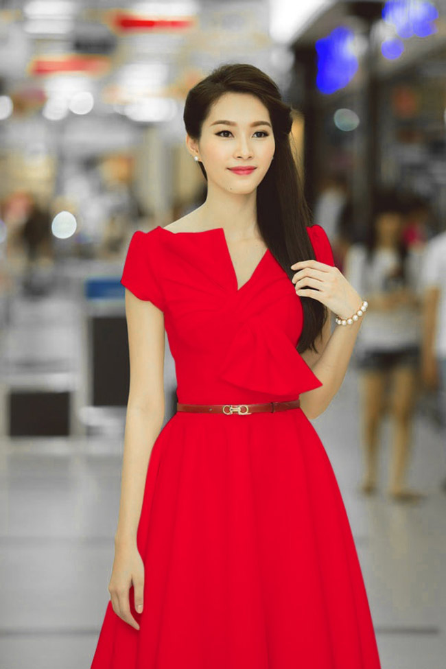 Hoa hậu Thu Thảo 'gây mê' với váy đỏ dịu dàng, đằm thắm

