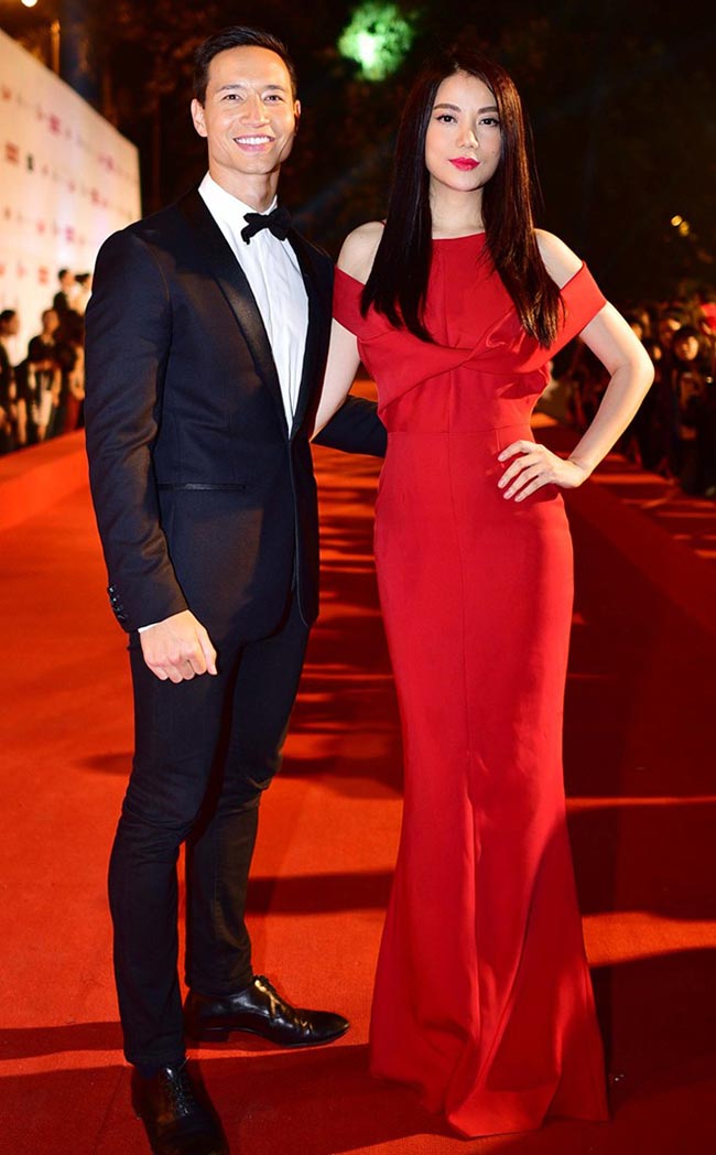 Nữ diễn viên Trương Ngọc Ánh với hình ảnh ấn tượng trên thảm đỏ, chiếc đầm dài đỏ thẫm thật quyến rũ
