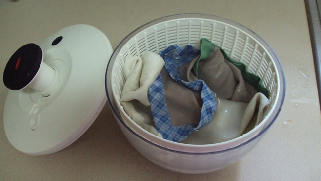 Chà xát quần áo bình thường bằng rổ sau khi giặt bằng tay giúp quần áo khô nhanh hơn.
