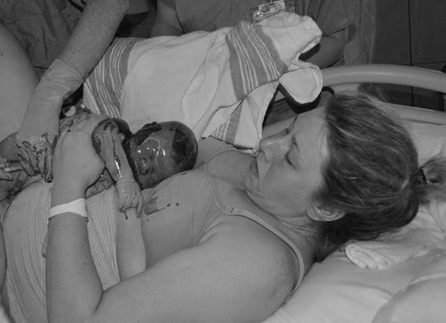 'Tôi đã không biết rằng con tôi sinh ra còn nguyên trong bọc ối, sau này khi nhìn lại ảnh tôi mới biết điều đặc biệt này.' sản phụ Barbara Demske chia sẻ về ca sinh nở con trai Nolan của mình.
