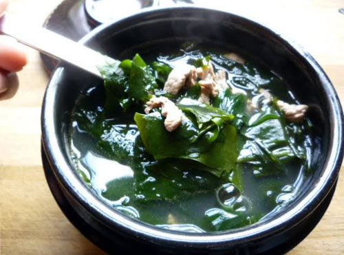 Món ăn “tủ” của mẹ châu Á sau sinh - 1