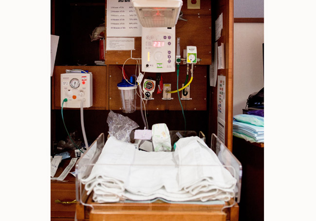 Khi mẹ Luke đang phải đối mặt với những cơn đau vượt cạn thì các y tá đã chuẩn bị sẵn sàng giường nằm cho bé sơ sinh sau khi chào đời.
