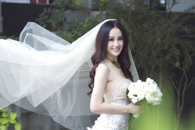 Hoa hậu Mai Phương Thuý xinh đẹp lộng lẫy trong hình ảnh trang phục cưới xuyên thấu

