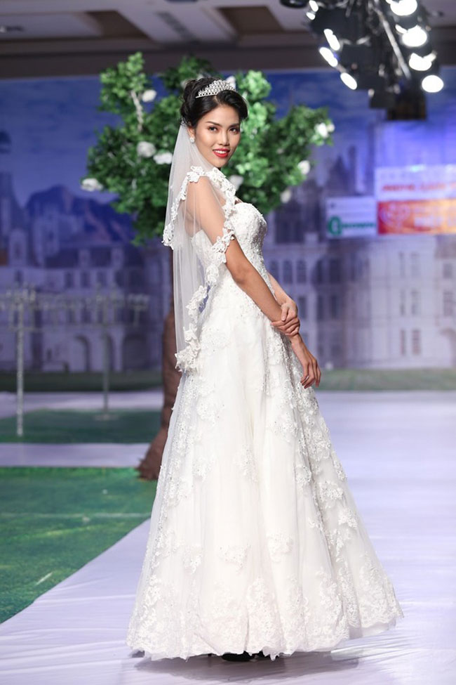 Hoa hậu Lan Khuê là một người mẫu chuyên nghiệp, chính vì vậy hình ảnh hoa hậu mặc váy cưới đã trở nên quen thuộc.
