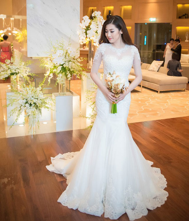 Tú Anh trong hình ảnh một cô dâu nữ tính, ngọt ngào với mẫu váy cưới đuôi cá hết sức trẻ trung
