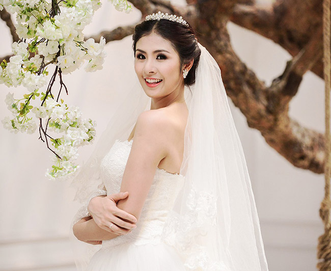 Hoa hậu Ngọc Hân rạng rỡ trong thiết kế áo cưới cúp ngực
