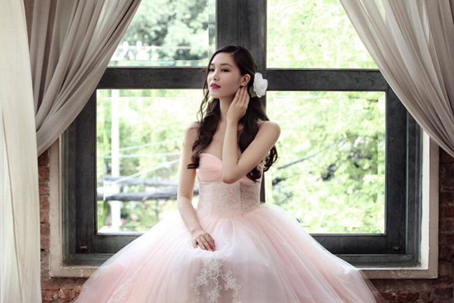 Hoa hậu Thuỳ Dung 'làm cô dâu' xinh đẹp như cổ tích với đầm cưới màu hồng như mây
