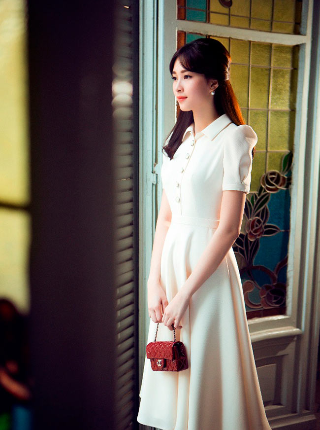 Hoa hậu Việt Nam 2012 luôn theo đuổi phong cách thời trang ngọt ngào, nữ tính, phụ kiện túi xách cũng được hoa hậu lựa chọn đồng điệu với trang phục.
