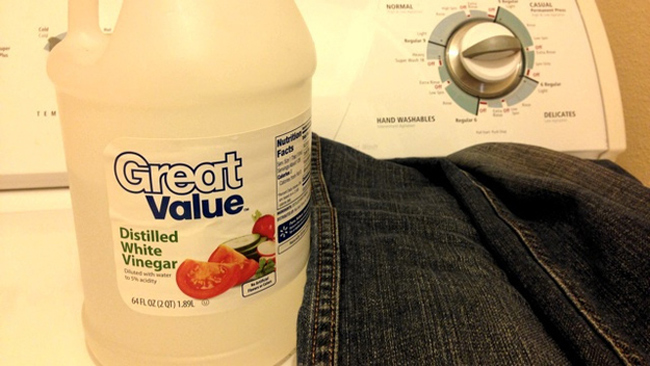 Tránh phai màu quần jean tối của bạn bằng cách thêm giấm vào lần quay cuối cùng của máy giặt.
