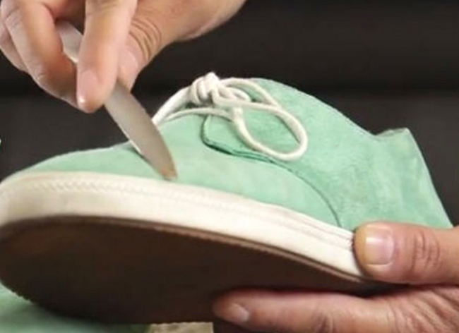 Loại bỏ các vết bẩn trên rãnh giầy bằng dao làm móng.
