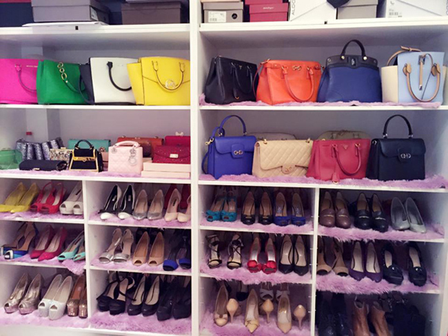 Midu sở hữu nhiều túi hàng hiệu danh tiếng như Chanel, Dior, Prada, Salvatore Ferragamo.
