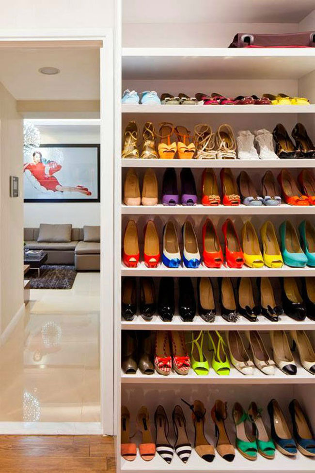 Người mẫu Thái Hà cũng sở hữu phòng thay đồ hoành tráng với nhiều giày dép bắt mắt.
